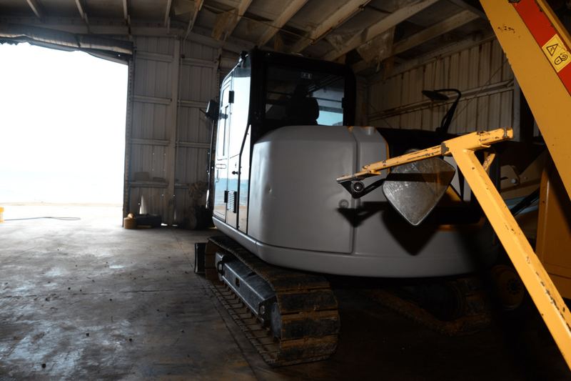 efta00002720 gray excavator sits inside a large industr